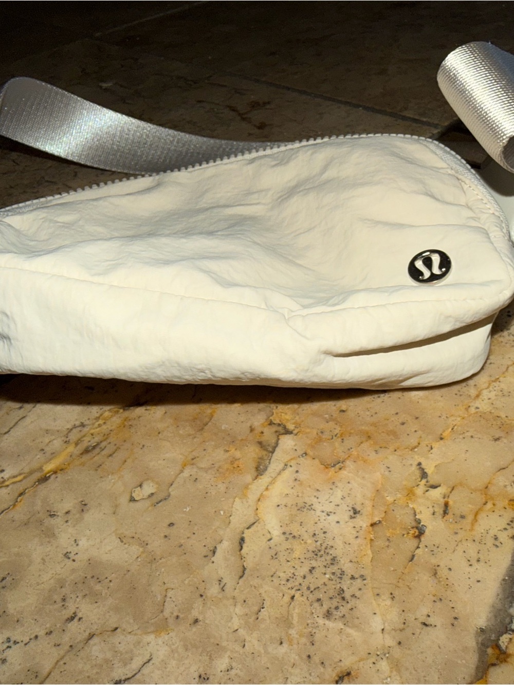 Lululemon - Everywhere Belt Bag 1L (light ivory/gold) - Picture 5 of 6